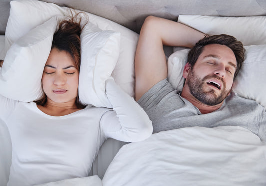El dúo perturbador del sueño: Ronquidos y apnea del sueño